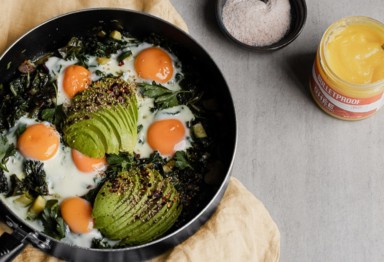 A skillet of green shakshuka