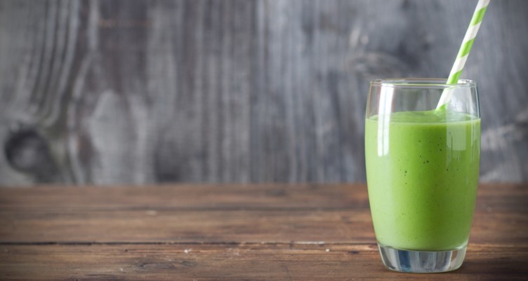 green smoothie with a straw